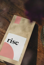 Rise | Matcha-dusted Morgentee mit Sencha, Gunpowder & Ingwerstücken